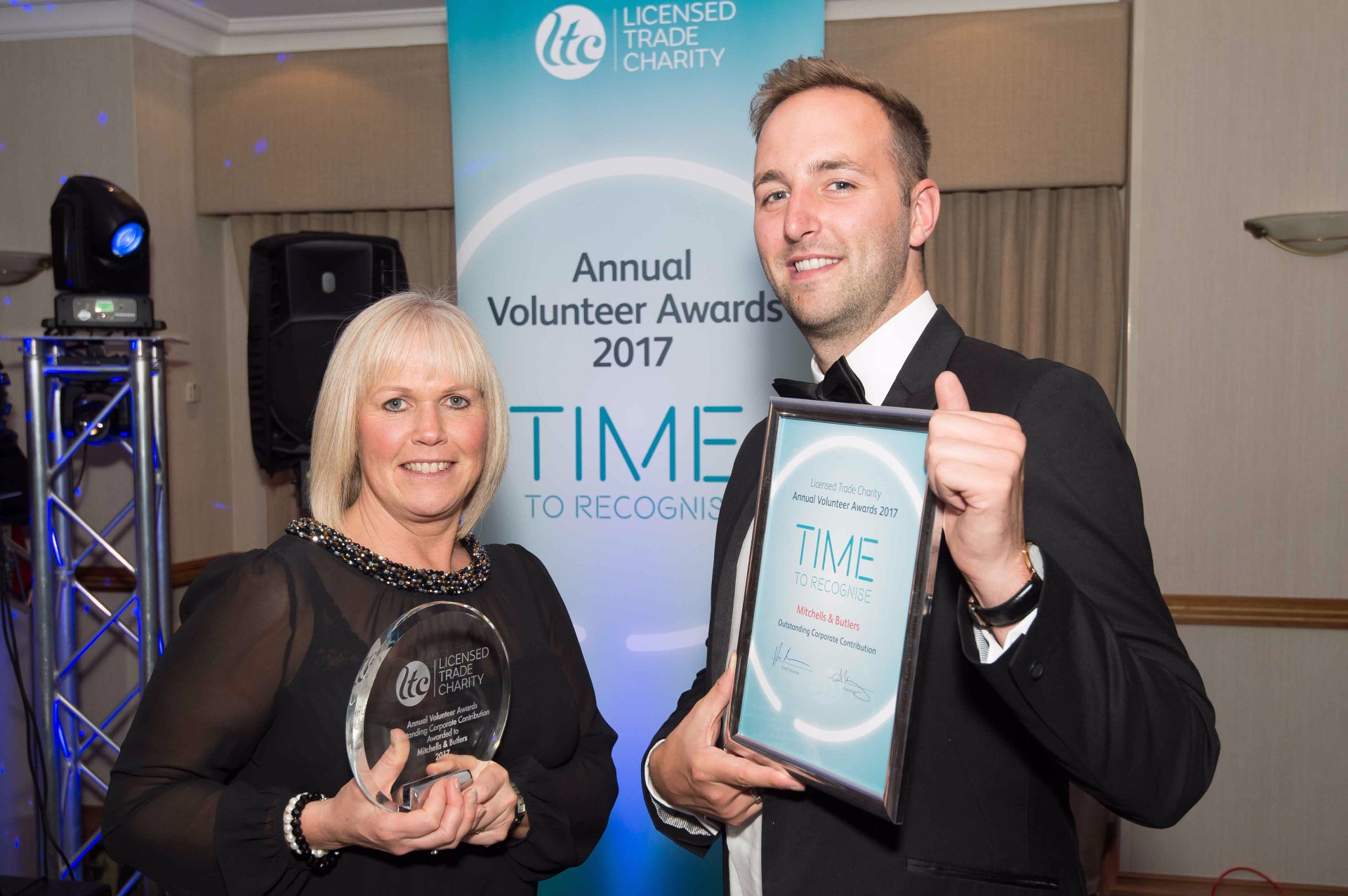 2017 Volunteer award winners with certificates